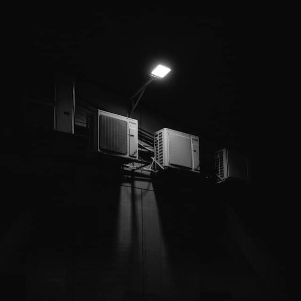 Quelles sont les étapes pour installer un éclairage extérieur avec détecteur de présence ?